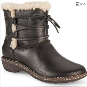 UGG Caspia Black Leather Lace Up Shearling Boots sz 6 preloved like new .